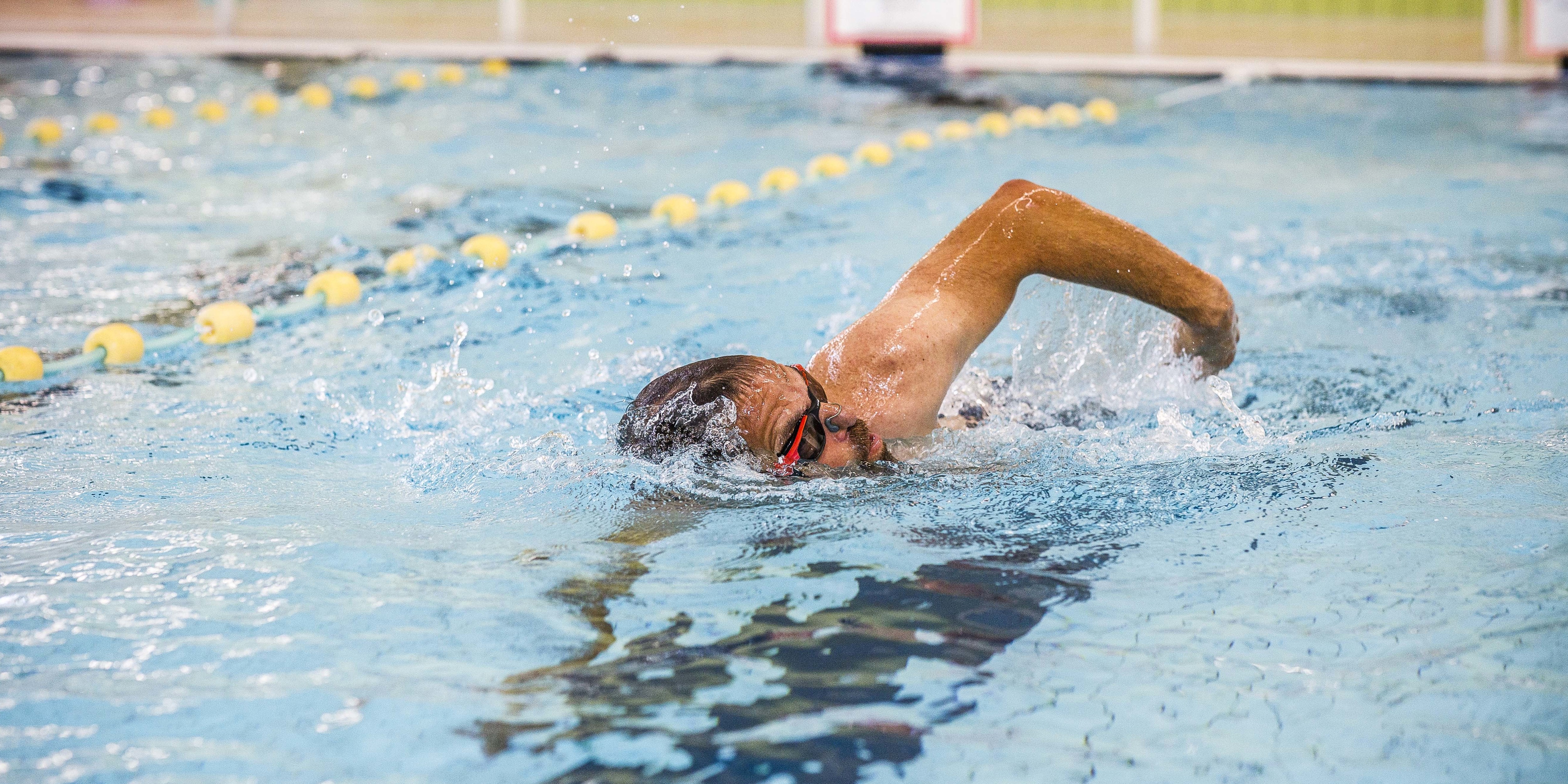 Zwemmer neemt adem tijdens zwembeurt in zwembad Sorghvliedt
